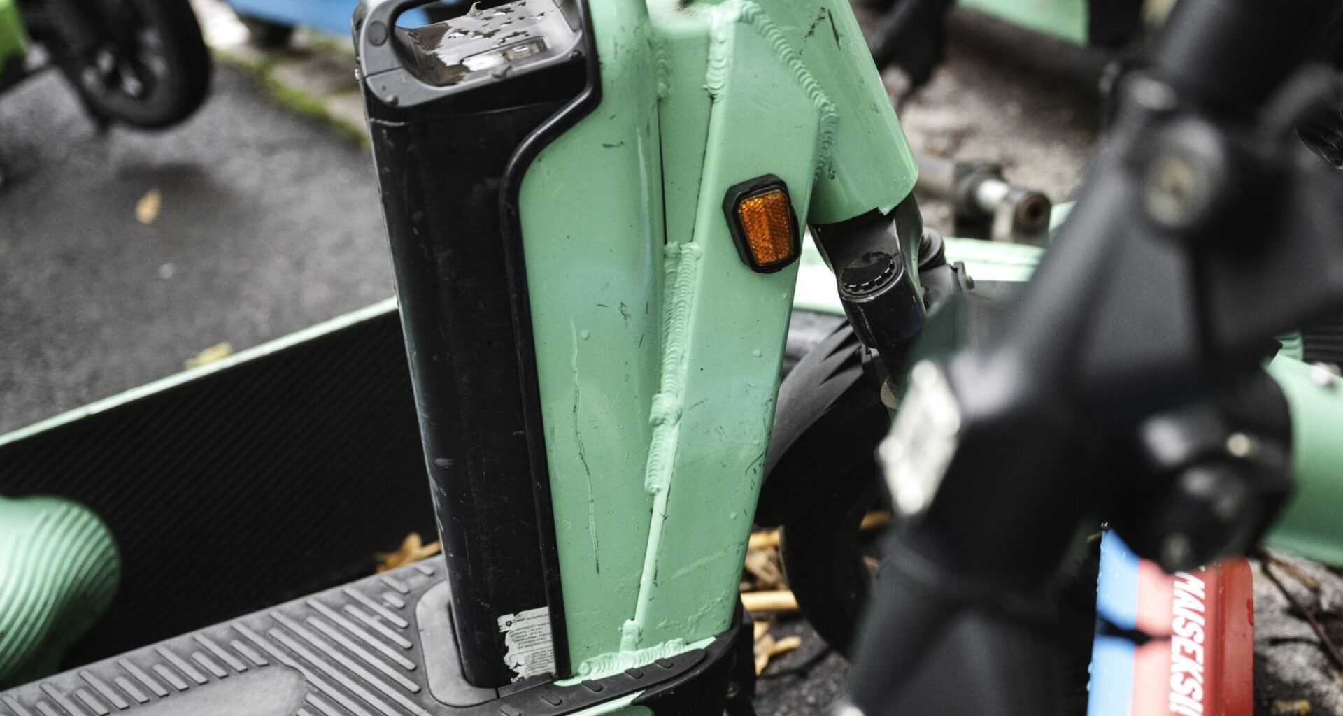 Pakeni poliisia sähköpotkulaudalla, seurauksena useita rikosepäilyjä