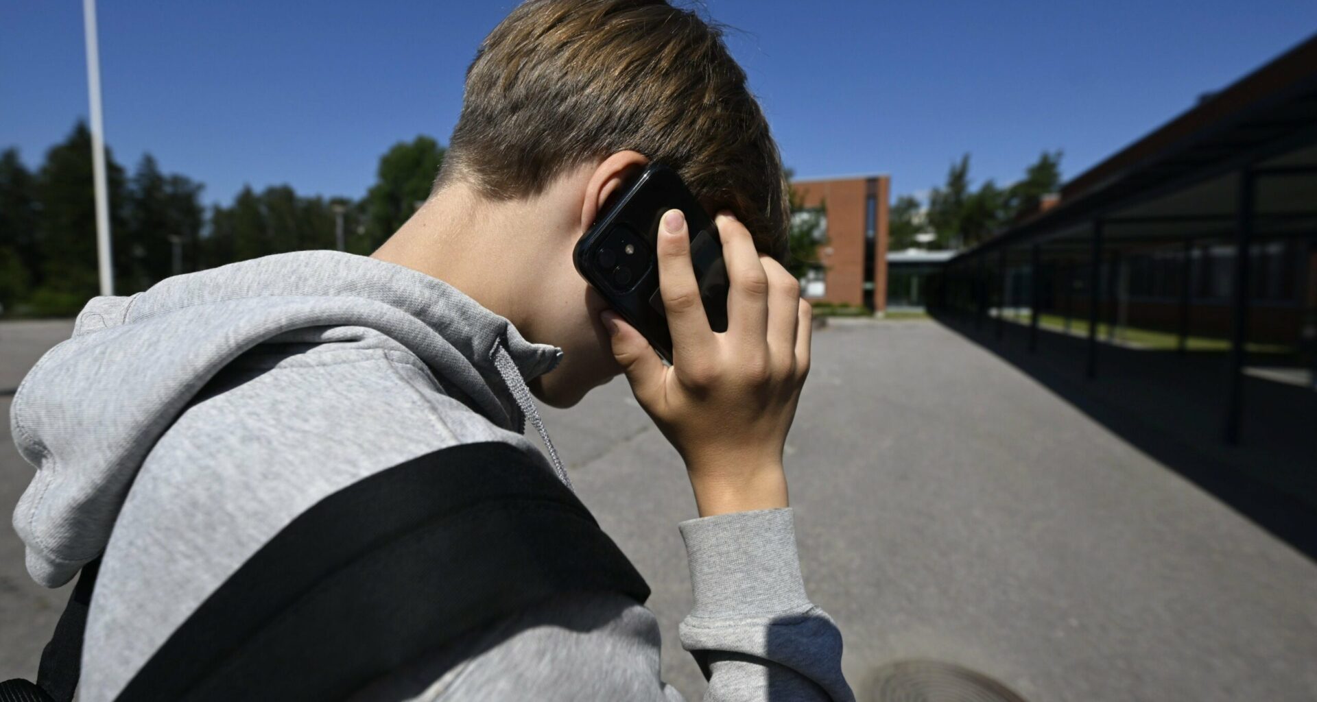 Kännykät sittenkin kieltoon myös välitunneilla? Näin vastaa opetusministeri