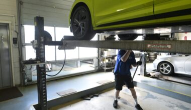 Yle: Joka kuudes sähköauto reputtaa katsastuksen, Tesla erottuu tilastoissa