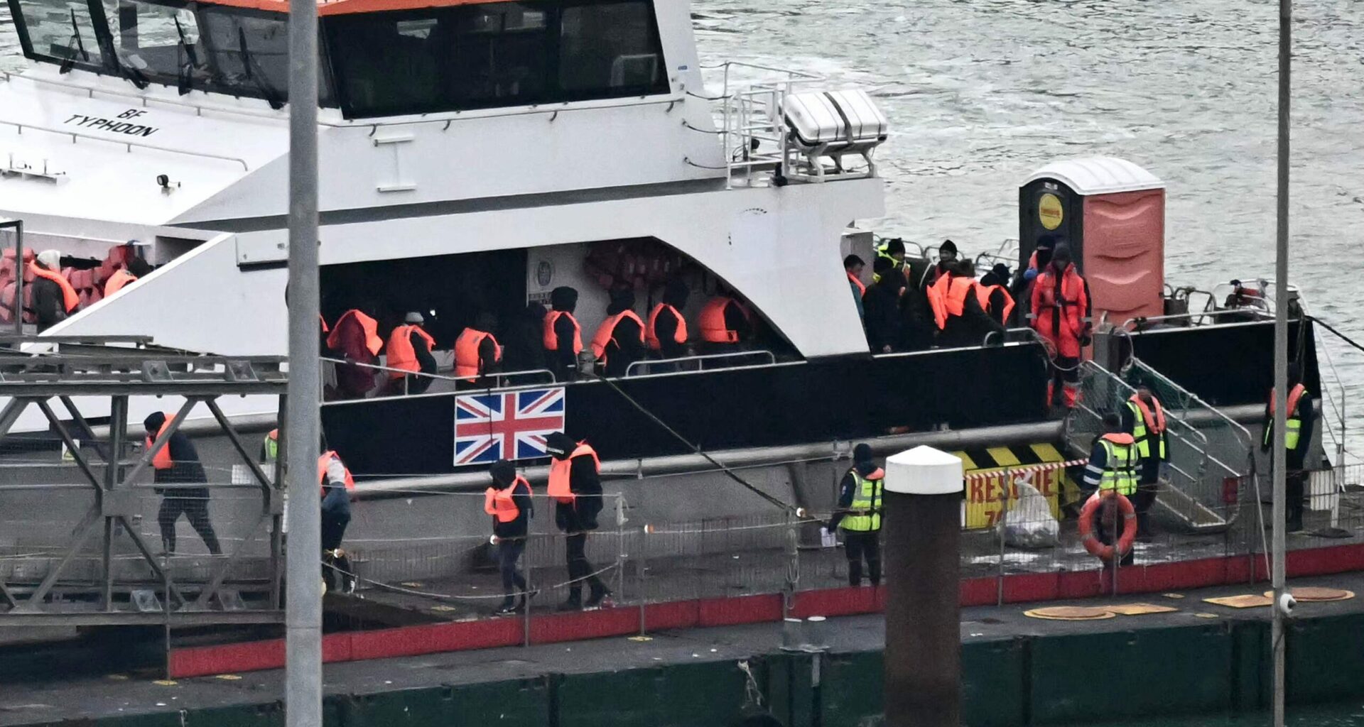 Britannian konservatiivit haluavat karkottaa 150000 ihmistä vuodessa