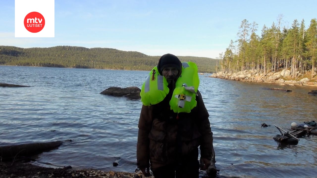 Esa joutuu lähes veden varaan.