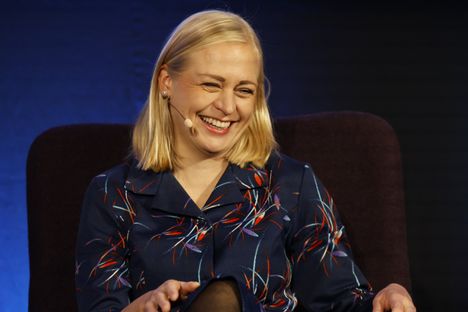 Elina Valtonen saa Mozaffarilta kiitosta.
