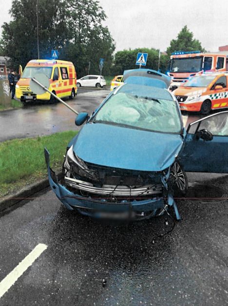Sinisessä Toyotassa matkaan tehnyt pariskunta loukkaantui vakavasti.