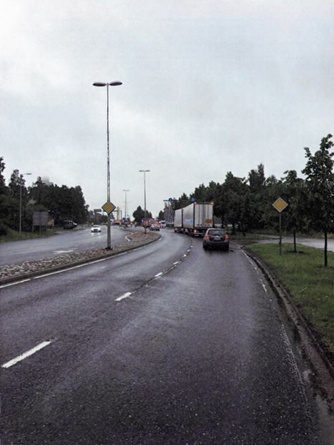 Tämä näkymä avautui Audista edessä olevaan risteykseen, jossa onnettomuus tapahtui. Jos kuljettaja noudatti nopeusrajoitusta, ei törmäystä olisi sattunut.