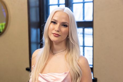 Julia kuvattuna TIS-pressitilaisuudessa Helsingissä syyskuussa.