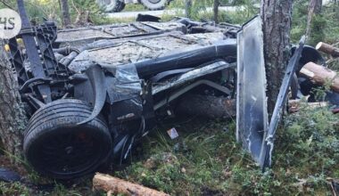 Urheiluauto iskeytyi mäntyjen läpi katolleen Kokemäellä – paikalla käyneen lukijan kuva näyttää ”rusinaksi” muuttuneen menopelin