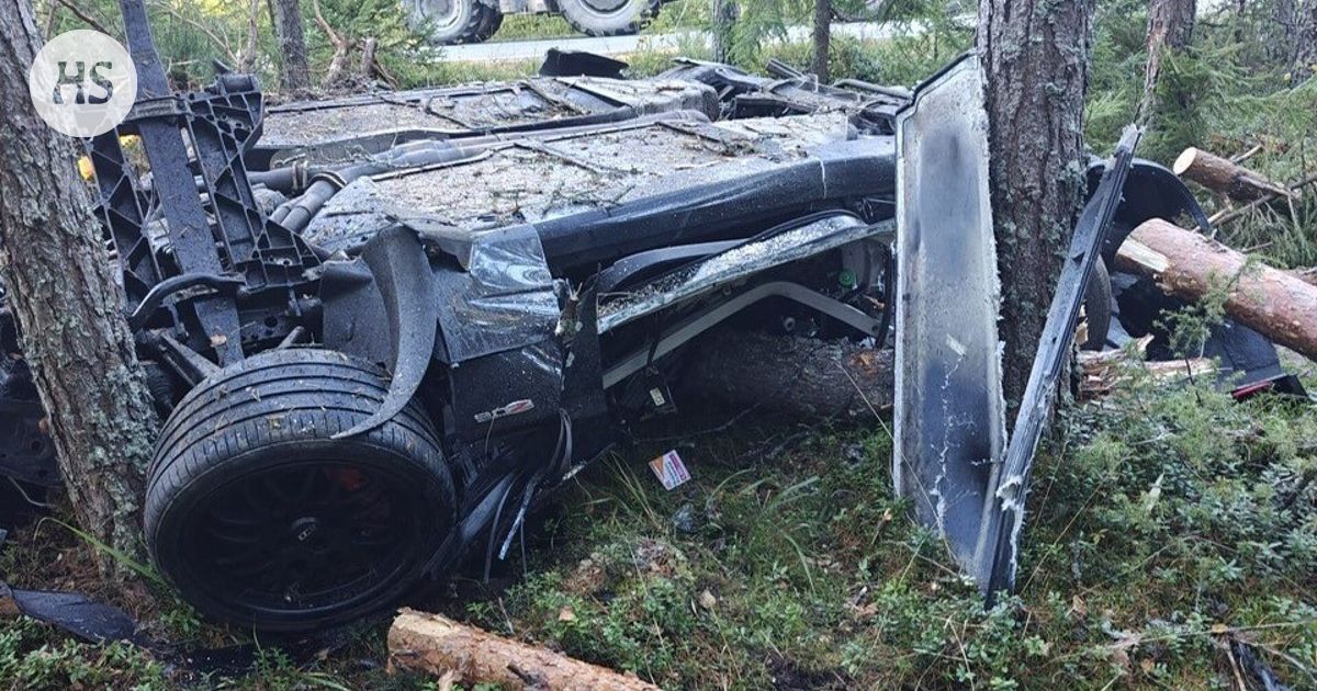 Urheiluauto iskeytyi mäntyjen läpi katolleen Kokemäellä – paikalla käyneen lukijan kuva näyttää ”rusinaksi” muuttuneen menopelin