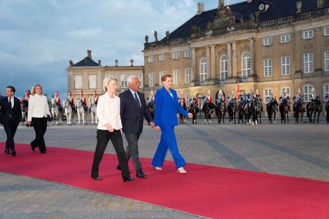 Tanskan pääministeri Mette Frederiksen, Eurooppa-neuvoston puheenjohtaja António Costa ja EU-komission puheenjohtaja Ursula von der Leyen Kööpenhaminassa, jossa EU-johtajat ovat kokoontuneet epäviralliseen huippukokoukseen.