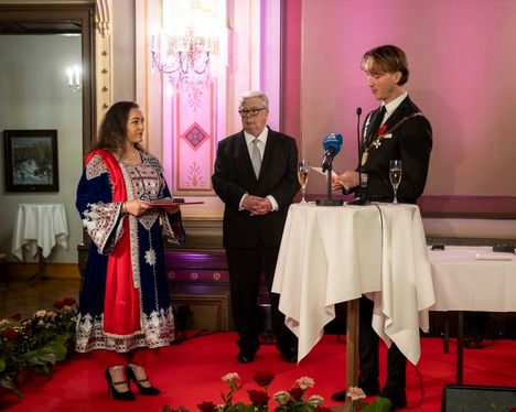 Homaira Qadare palkittiin merkittävästä vapaaehtoistyöstä tamperelaisten maahanmuuttajien ja pakolaisten hyväksi.