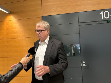 Kiurun pahoinpidelleen miehen asianajaja Raine Sorsa toi oikeudessa esiin, että syytetty kuuluu yhteiskunnan heikko-osaisiin. Sorsa kertoi päättäneensä tuoda asian esiin, vaikka hän ei uskonut sen vaikuttavan tuomioon.