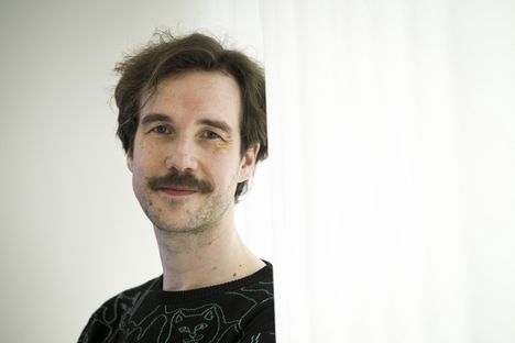 Tomi Alataloa muistetaan kutsuvieraiden ensi-illassa.