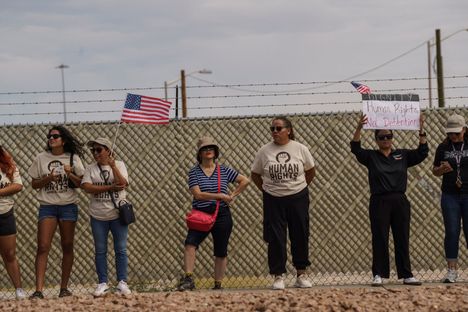 Trumpin hallinnon massakarkotuksia vastustavat ihmiset osoittivat mieltään El Pasossa Texasissa elokuussa.