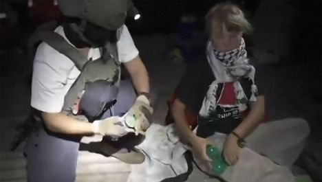 Videolla näkyy Thunberg vierellään israelilaissotilas.