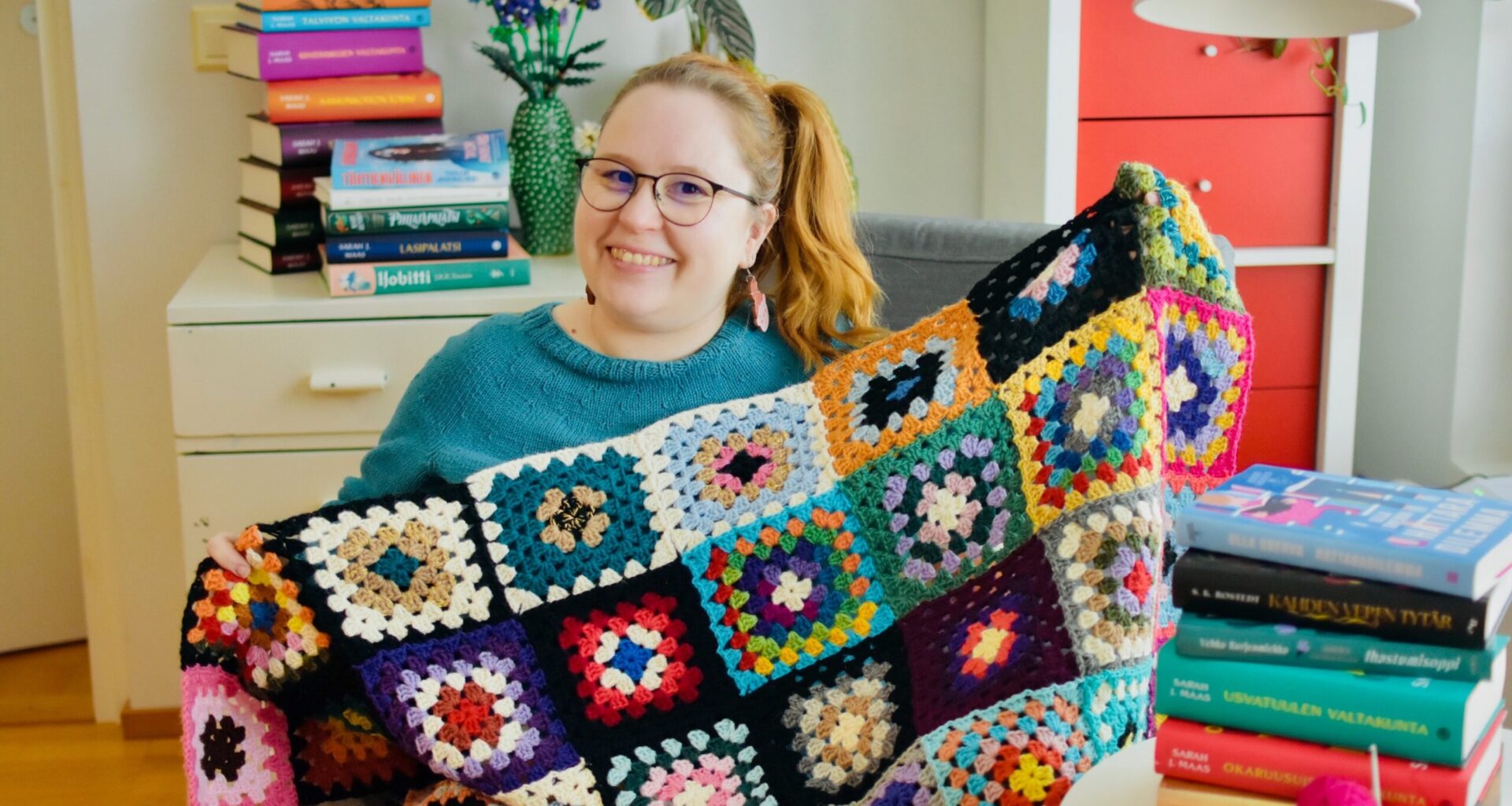 Inka ja Heli virkkaavat vilttejä kirjojen inspiroimina