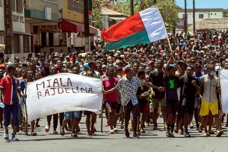 Tuhannet madagaskarilaiset marssivat presidentti Andry Rajuelinaa vastaan Antsirananan kaupungissa keskiviikkona.