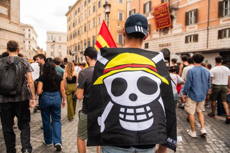 One Piece -mangasarjasta tuttu merirosvolippu Palestiinan-avustuslaivuetta tukevan mielenosoittajan harteilla Roomassa 22. syyskuuta.