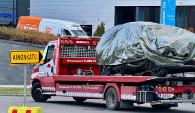 Poliisi epäilee: tulipalo tamperelaisen toimistotalon parkkihallissa alkoi hybridiautosta | Pirkanmaa