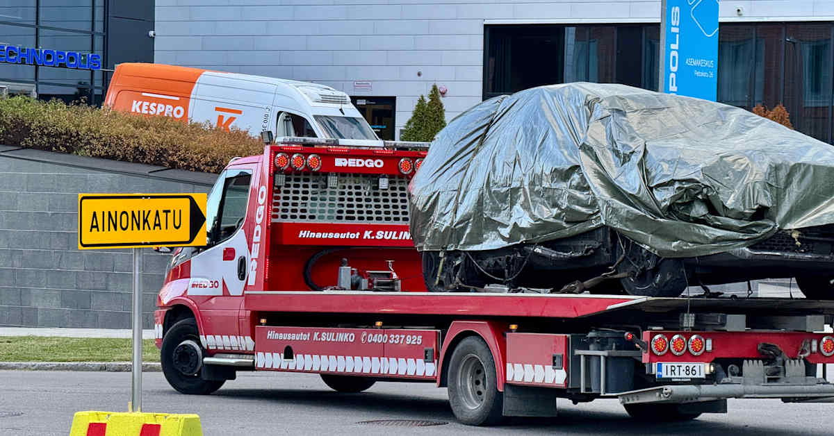 Poliisi epäilee: tulipalo tamperelaisen toimistotalon parkkihallissa alkoi hybridiautosta | Pirkanmaa