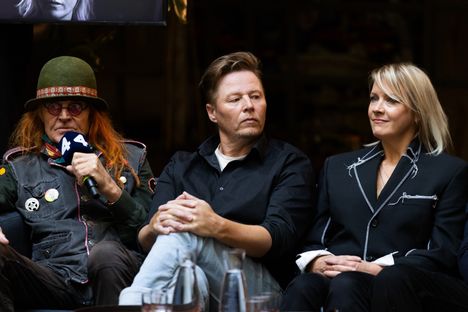 Pelle Miljoona (vas.), Mikki Kauste ja Jonna Tervomaa osallistuvat Vain elämää -ohjelman kuluvaan kauteen.