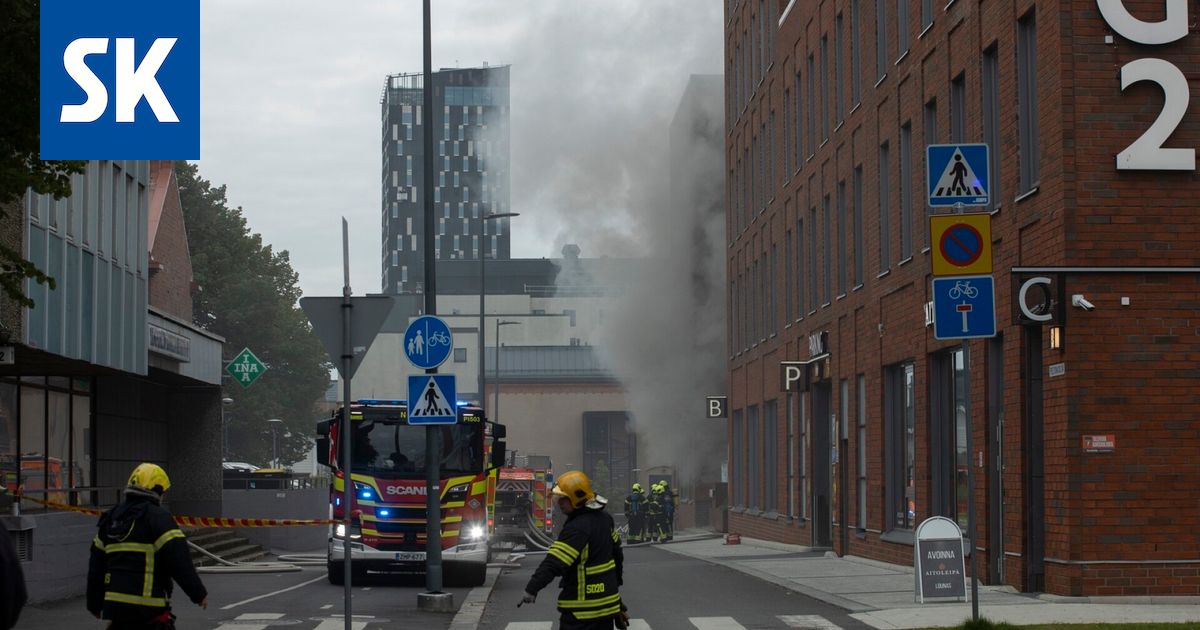 Poliisi: Parkkihallin tulipalo lähti hybridiautosta