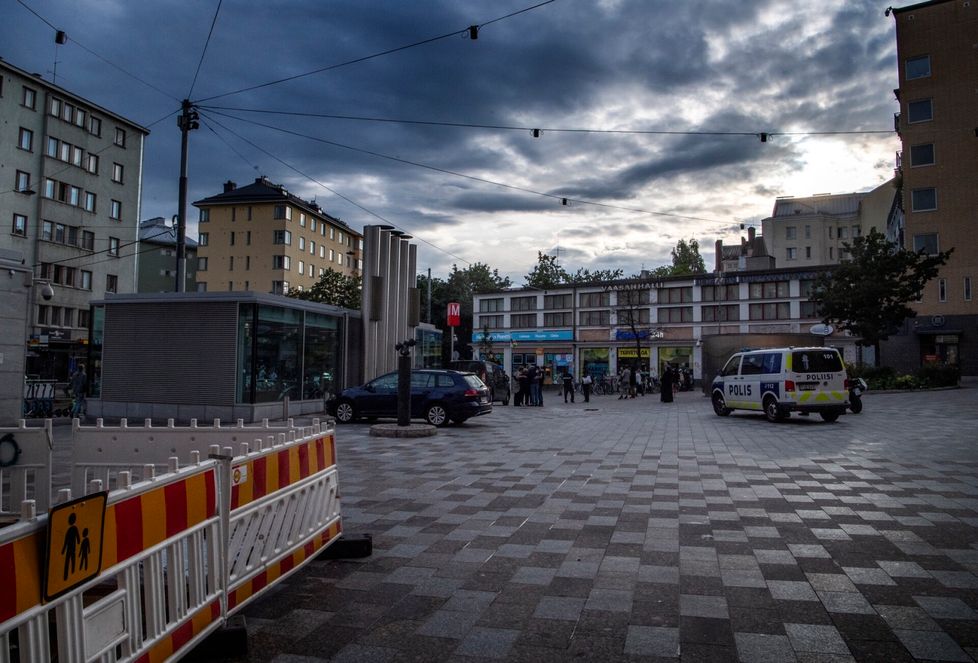 – En ota ikinä siellä keneenkään mitään kontaktia. Varsinkaan illalla ei tunnu turvalliselta näin naisena liikkua sitä kautta kotiin, Helsingin Sörnäisissä sijaitsevan Vaasanpuistikon eli ”Piritorin” lähellä asuva nainen kertoo IS:lle. Vaasanpuistikko on nostettu yhdeksi Helsingin huumeliikenteen polttopisteistä.