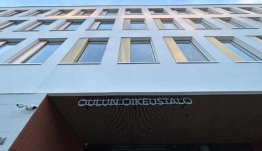 Syyttäjä: Parikymppinen nainen valmisteli veitsi-iskua kauppakeskukseen Oulussa – nainen kiistää jyrkästi | Kotimaa