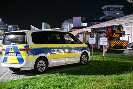Poliisi ja pelastuslaitos olivat paikalla droonihavaintojen jälkeen.