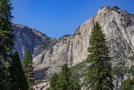 El Capitanin kalliomuodostelma Yosemitessa Kaliforniassa.