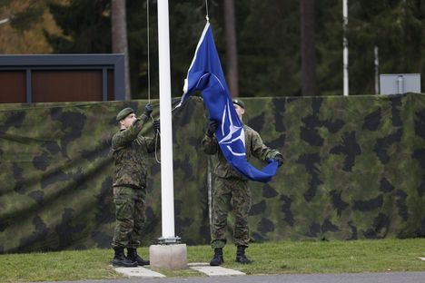 Naton lippu vedettiin salkoon.