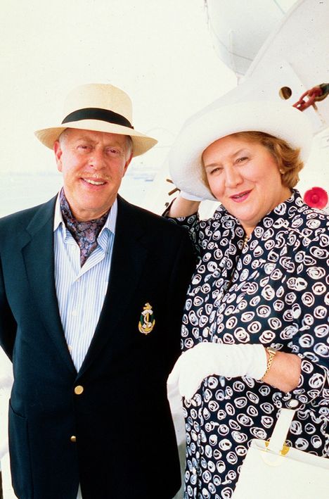 Patricia Routledge Hyacint Bucket’na ja Richardia esittävä Clive Swift (vas.).