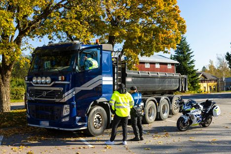 Pieni lapsi jäi kuorma-auton alle Mynämäellä. Kuvassa poliisi onnettomuuspaikalla.
