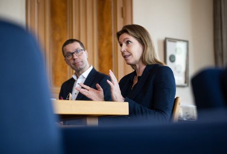 Pori Energian vähemmistöosuuden ostanut Polhem Infran toimitusjohtaja Anna Elmfeldt vieraili Porin kaupungintalossa viime tammikuussa. Vierellä kuunteli kaupunginjohtaja Lauri Inna. Nyt myyntiprosessissa on päästy vaiheeseen, jossa kaupunginhallitus valitsee institutionaaliset sijoittajat hoitamaan myynnistä saatua pääomaa.