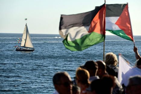 Aktivistit heiluttavat Palestiinan lippuja kokoontuessaan tukemaan laivuetta Gazaan lähtenyttä laivuetta Ajacciossa, Ranskan Välimeren saarella Korsikalla, 12. syyskuuta 2025. Laivue lähti Ajacciosta samana päivänä Freedom Flotilla Coalitionin.