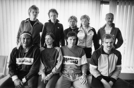 Jouko Turkan Seitsemän veljestä toukokuussa 1986. Ylärivi vasemmalta Taisto Reimaluoto, Jari Pehkonen, Pertti Koivula, Tero Jartti ja Jouko Turkka. Alarivi vasemmalta Martti Suosalo, Mari Rantasila, Jarmo Mäkinen ja Kai Lehtinen.