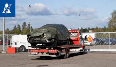 Kymmeniä autoja tuhoutui lunastus­kuntoon parkki­halli­palossa Tampereella – Miten vahingot korvataan?