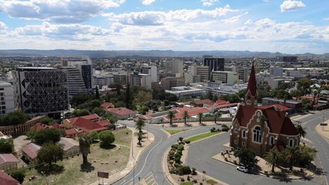 Valtiovarainvaliokunta valitsi toiseksi kaukomatkakohteeseen eksoottisemmat Sambian ja Namibian. Kuva Windhoekista Namibiasta.