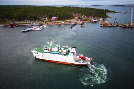 Ahvenanmaalla liikennöivät yhteysalukset ovat kuljettavat tavaraa ja ihmisiä saarten välillä. Kuvassa näkyy Sottungaan liikennöivä yhteysalus elokuussa 2023.