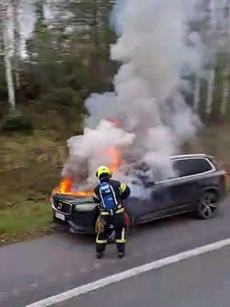 Tila-auto syttyi tuleen kesken ajon valtatie 3:lla lauantaina iltapäivällä. Autosta tuli voimakkaasti savua ja konepellin alta näkyivät liekit.