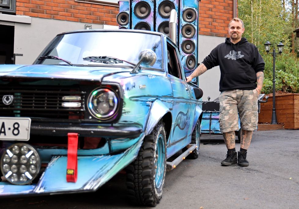 Nokialainen Jarmo Sampo on tatuoija ja autoharrastaja. Luovuus ja kädentaidot näkyvät hänen autoissaan: Sampo ei teippaa mitään vaan kaikki koristukset syntyvät maalaamalla. Avolavainen Toyota Timangi eli Toyota 1 000 on Sammon suosikkiauto.