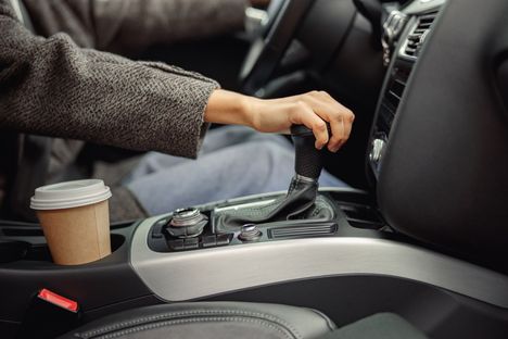 Suurin osa ajokorteista ajetaan yhä manuaalivaihteisella autolla, mutta automaattikorttien määrä on kasvussa.