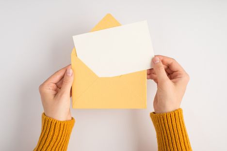 Haaste 2020-luvun ihmiselle: kirjoita läheiselle kirje ja lähetä se postitse. Lisäpisteitä saa kaunokirjoituksesta!