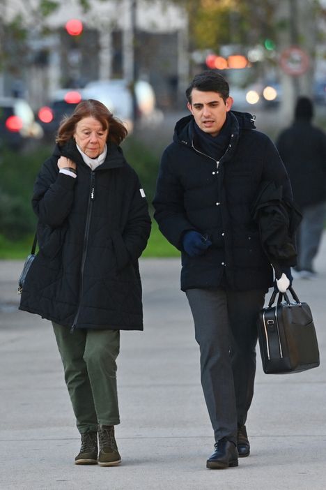 Gisèle Pelicot matkalla oikeuteen asianajajansa Stephane Babonneaun kanssa joulukuussa 2024 Avignonissa.