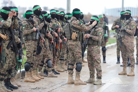 Palestiinalainen Hamas-taistelija korjasi taisteluoverinsa päänauhaa helmikuussa otetussa kuvassa.