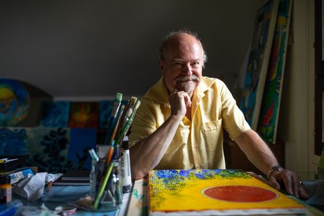 Jarmo Kosken Risto-veli oli kiinnostunut vaatealasta. Jarmoa on näyttelemisen ohella kiinnostanut kuvataide.