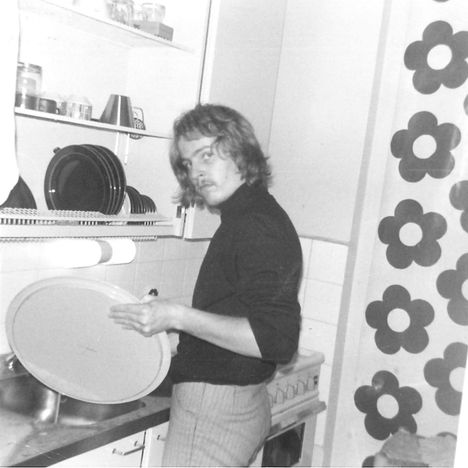 Kirjassa on myös kuvia näyttelijän nuoruudesta. Tässä Jarmo koski 1970-luvulla.