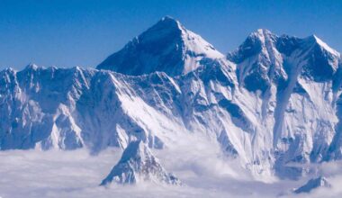 Liki tuhat ihmistä jumissa Mount Everestillä lumisateen vuoksi | Ulkomaat