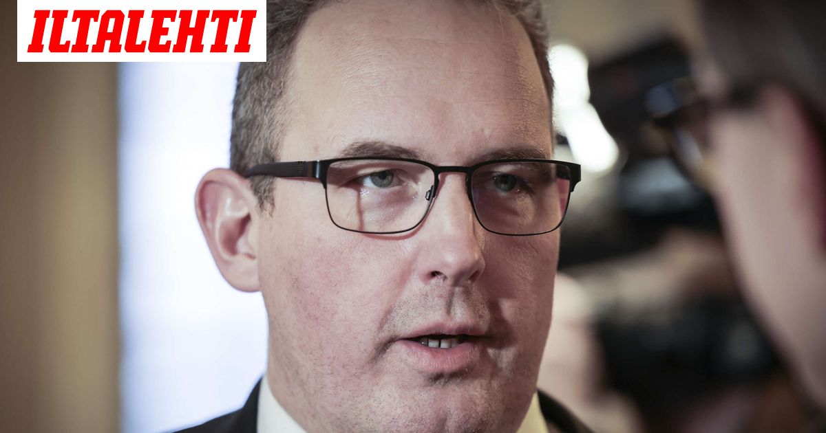 Jani Mäkelä puuttuu keskusteluun alipalkkauksesta – PS ja kokoomus napit vastakkain