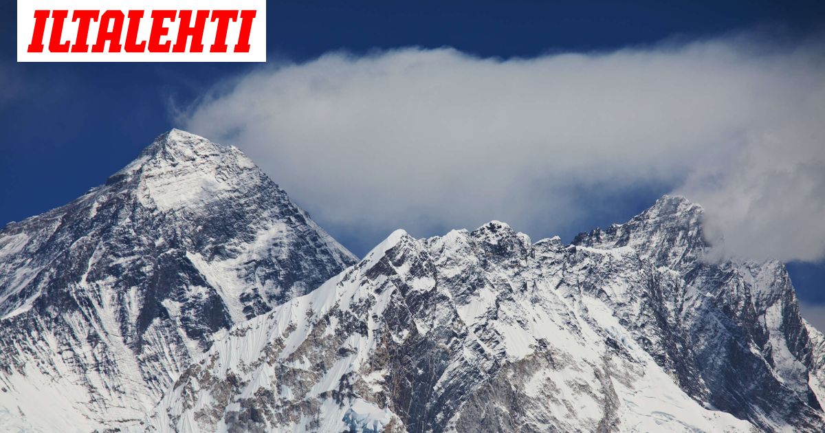 Lähes tuhat ihmistä jumissa Mount Everestillä