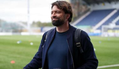 Fanit yrittivät estää Huuhkajat-pelaajan bussin lähdön – stadionilta salakuljetettu päävalmentaja sai kenkää | Urheilua lyhyesti