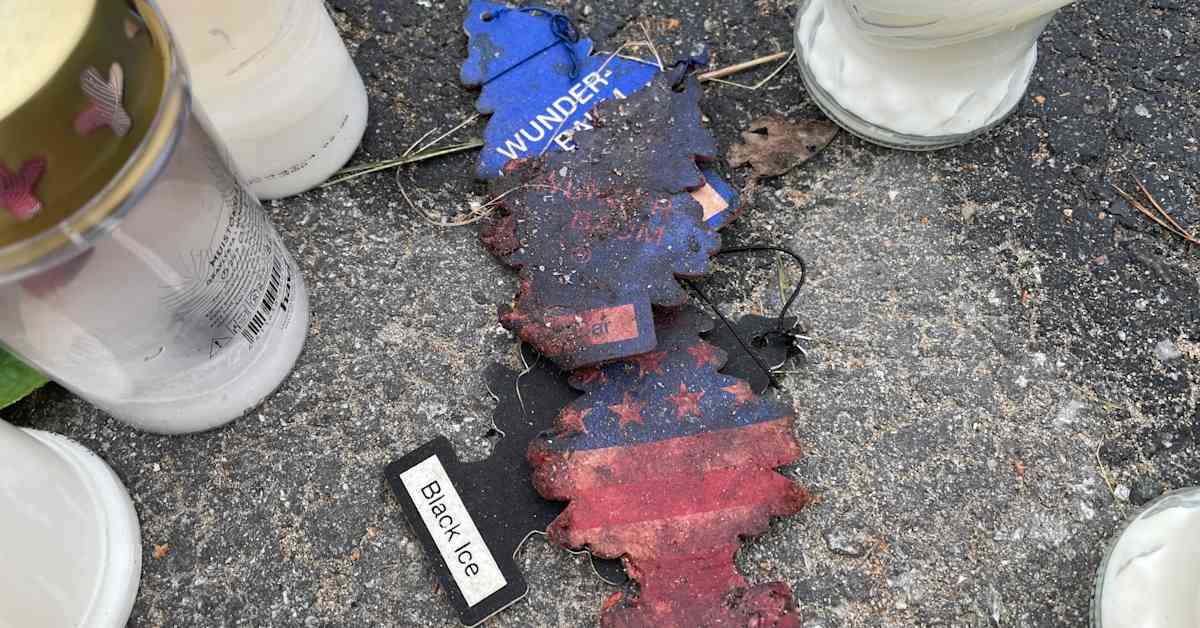 Onnettomuus­paikka täyttyi Outokummussa kynttilöistä – kuolon­kolari herättää asukkaissa surua ja vihaa | Kotimaa